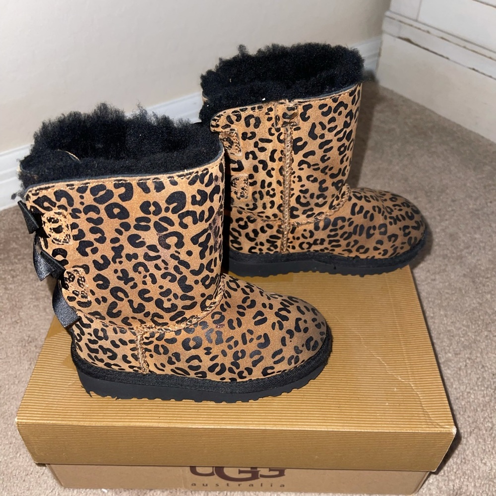 UGG Bailey Bow Leopard- Size 9c